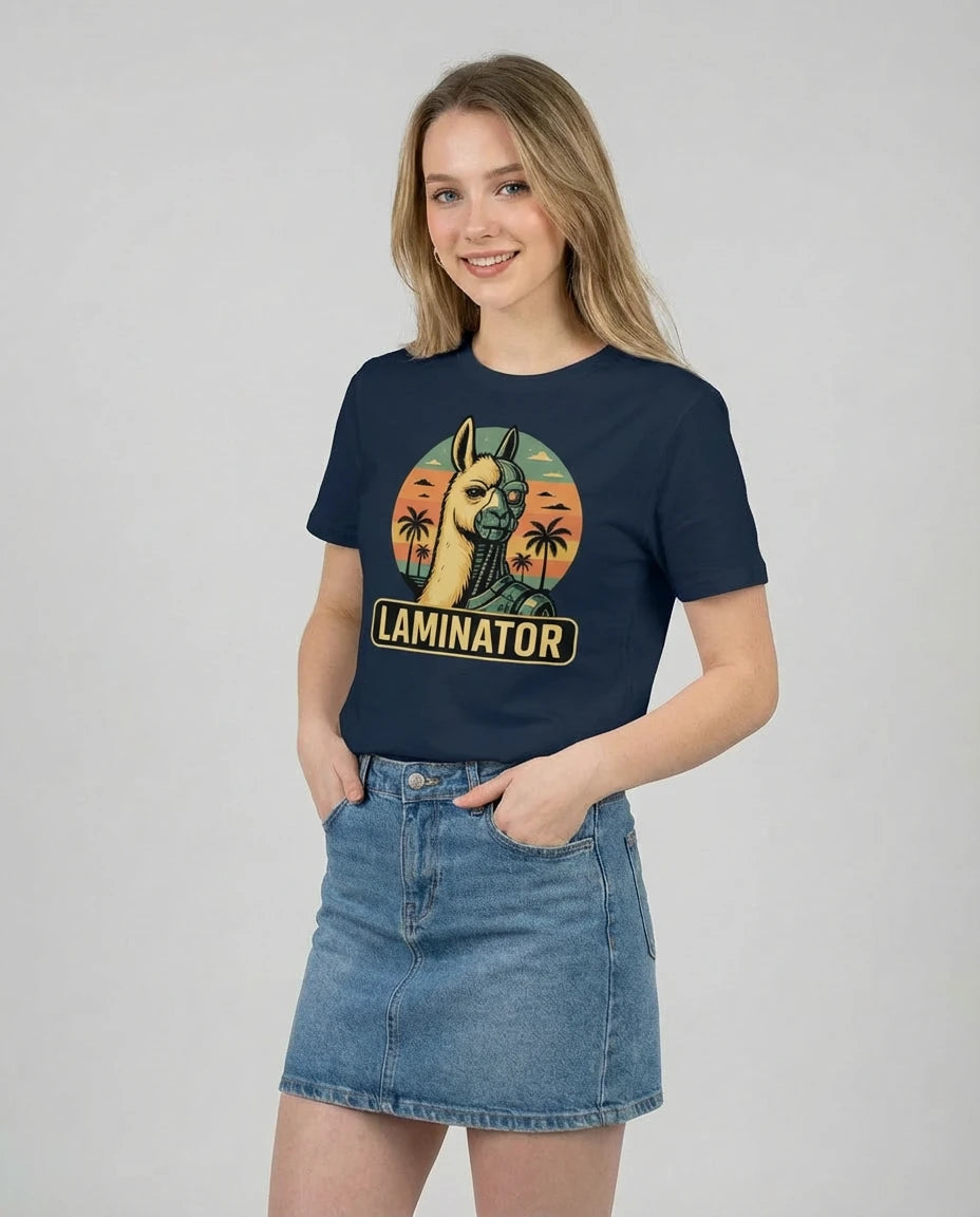Statement T-Shirt "Laminator" für Damen in French, Frontansicht am Model. Geschenk für Gamer & Nerds.