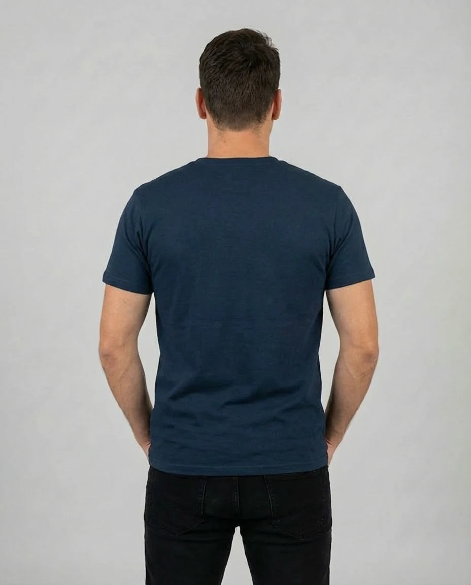 Gamer T-Shirt "Laminator" für Männer in French, Rückenansicht am Model. Zeige deine Nerd-Seite.