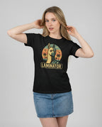 Witziges T-Shirt "Laminator" für Damen in Schwarz, Frontansicht am Model. Zeige deine Nerd-Seite.