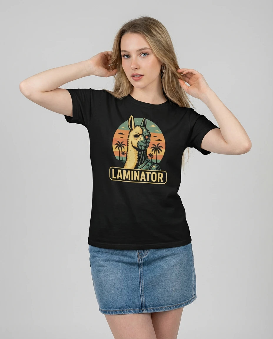 Witziges T-Shirt "Laminator" für Damen in Schwarz, Frontansicht am Model. Zeige deine Nerd-Seite.